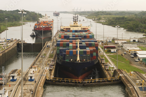 Slika na platnu Ships Entering Panama Canal