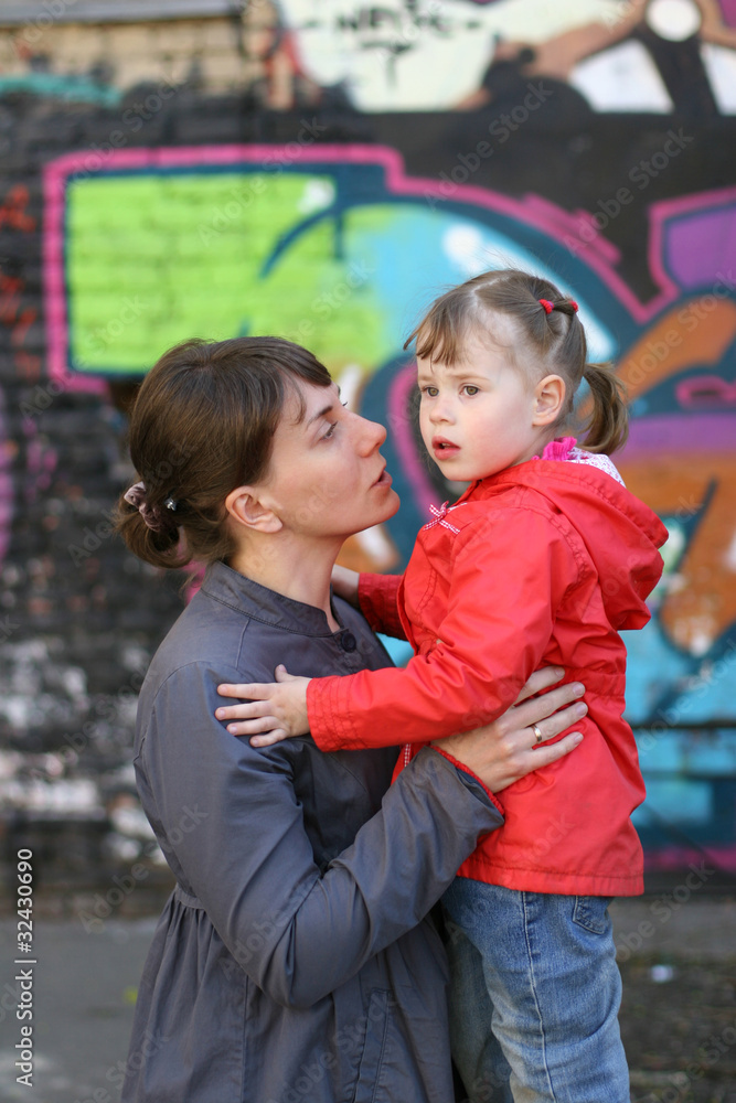 Fototapeta premium Mom and daughter talking