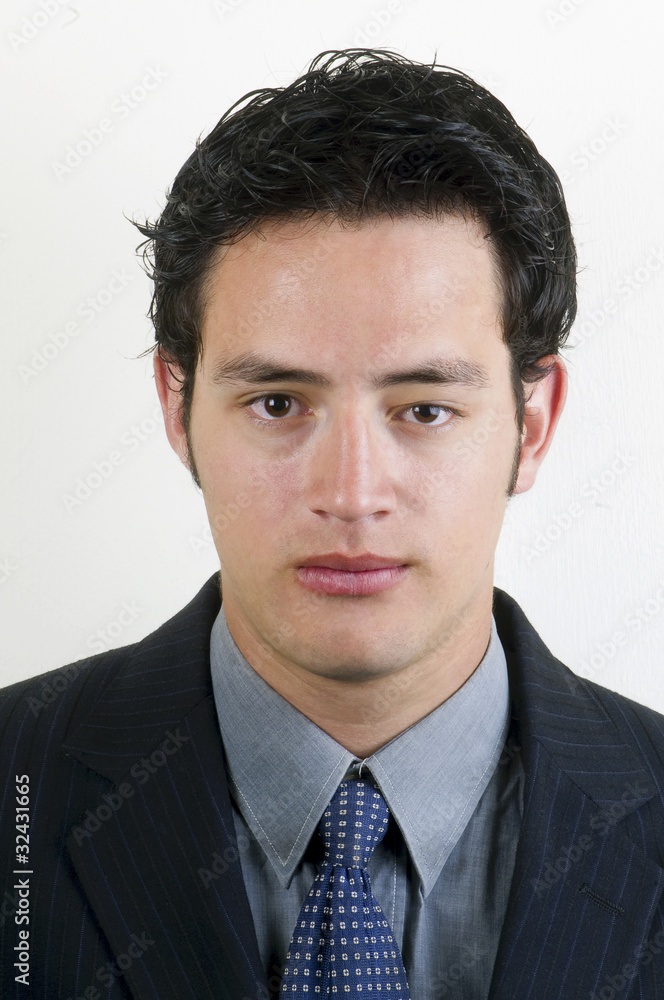 Retrato de hombre de negocios alto aislado en blanco Retrato de hombre de negocios alto aislado en blanco