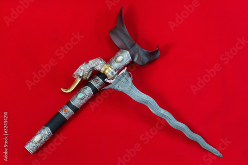 Foto Thai Kris knife on red velvet