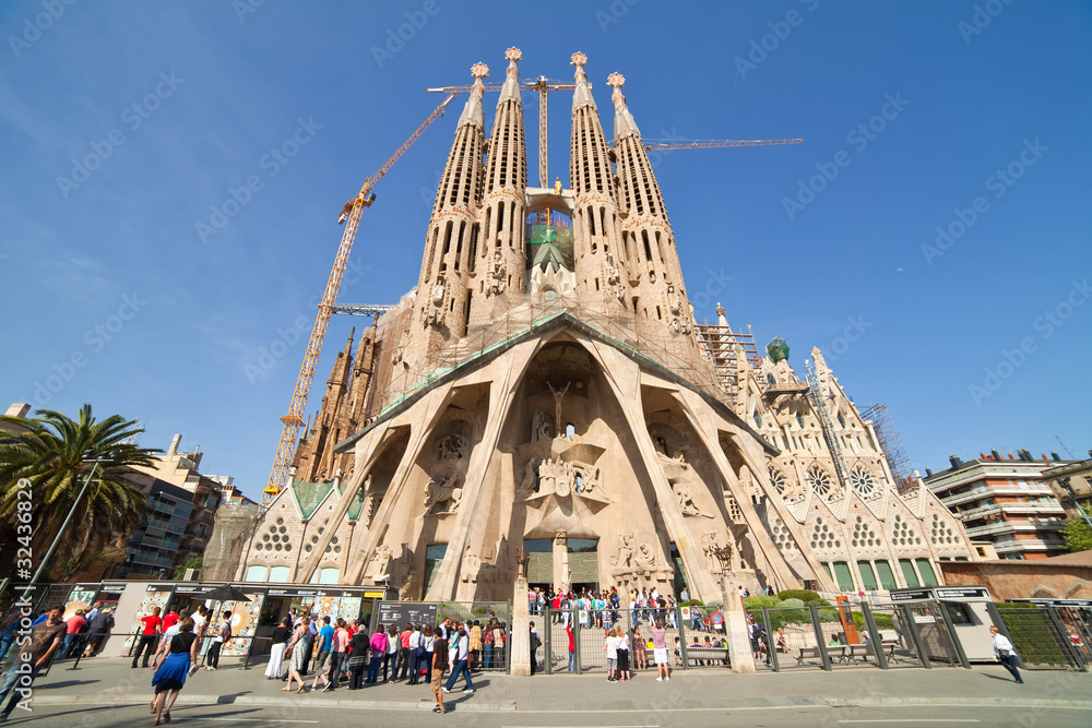 Obraz premium View of Barcelona, Spain. Basilica and Expiatory Church of the