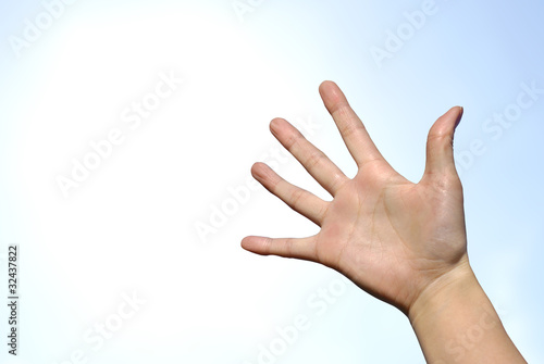 手を上げる女性