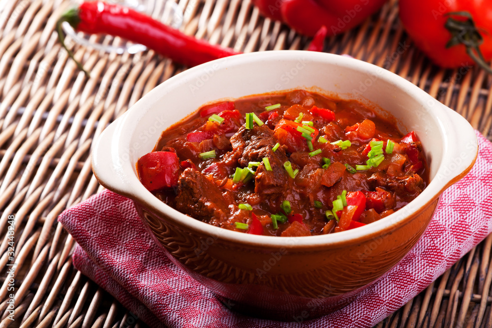 ungarisches Gulasch in einer Schüssel ungarisches Gulasch in einer Schüssel