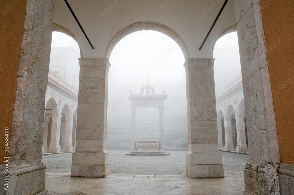 Obraz premium nebbia a Montecassino