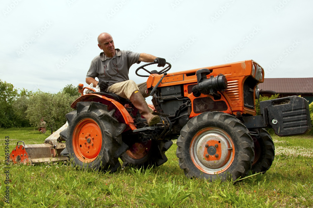 Obraz premium The farmer and his tractor