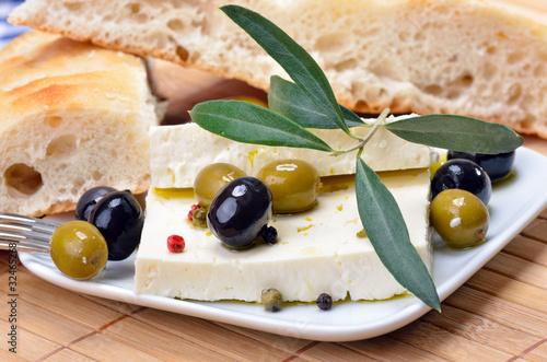 Deliktater mediterraner Käsesnack mit Oliven