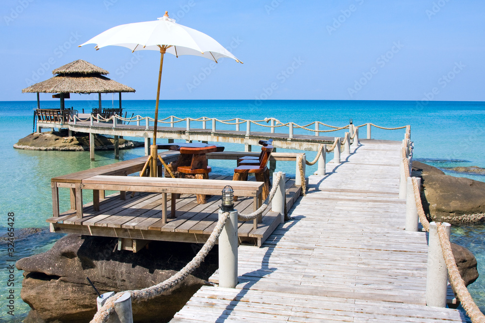 Fototapeta premium Wooden Pier In Tropical Paradise