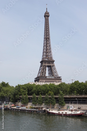 La Tour Eiffel vue depuis le Pont de Bir Hakeim à Paris