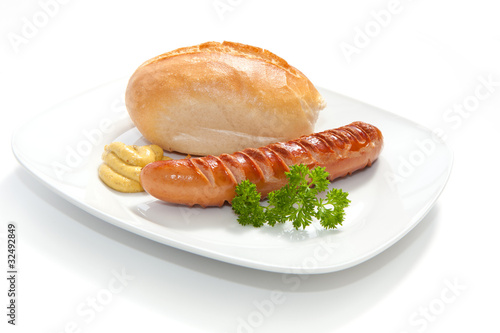 Gegrillte Bockwurst - Bratwurst mit Senf, Brötchen und Petersil