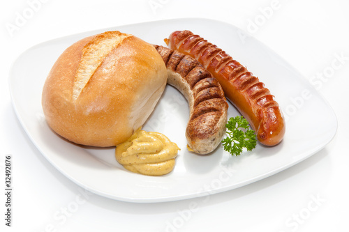 Zwei gegrillte Würste - Bratwurst mit Senf, Brötchen und Peter