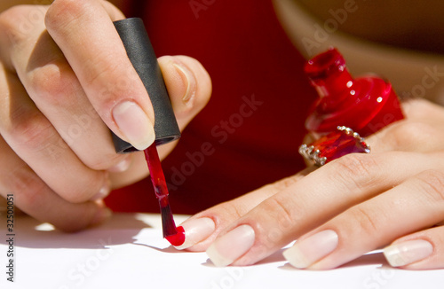 Painting fingenails red