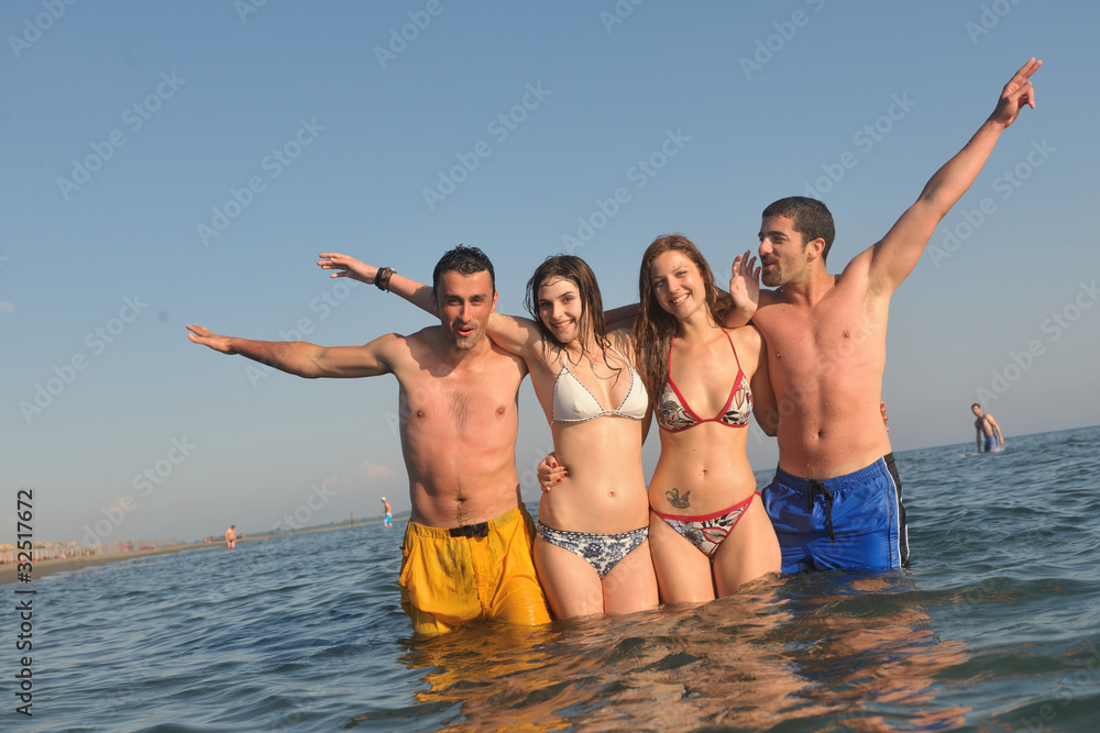 Obraz premium happy people group have fun and running on beach