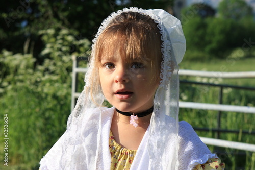 portrait de petite fille en costume provençal