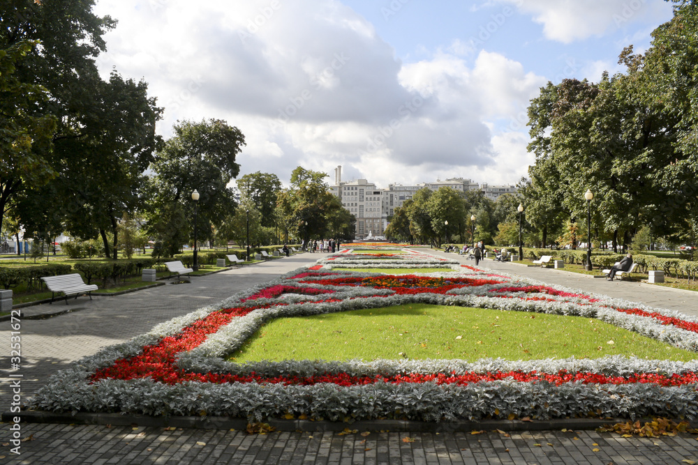 Obraz premium In an autumn city garden park