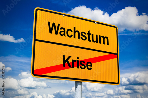 Ortsschild mit Wachstum und Krise photo