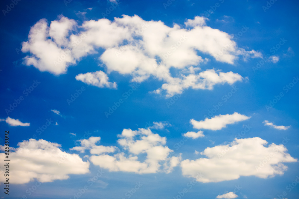 Obraz premium Błekitne niebo i chmury