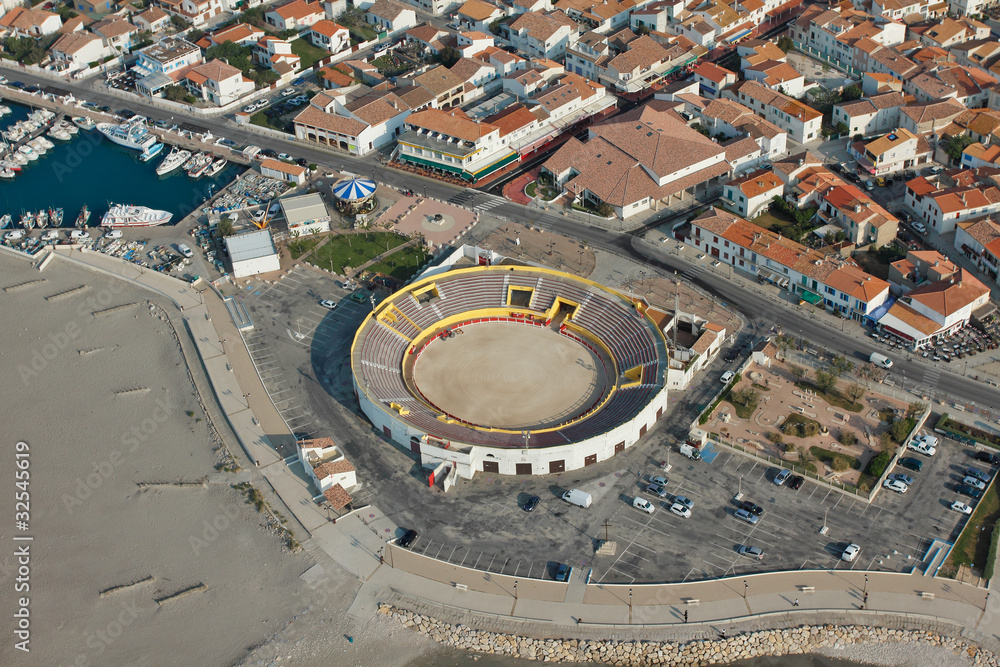Fototapeta premium Photo aérienne des arènes de Saintes Maries de la Mer