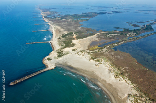 Tableau sur toile Photo aérienne des digues et étangs de Camargue