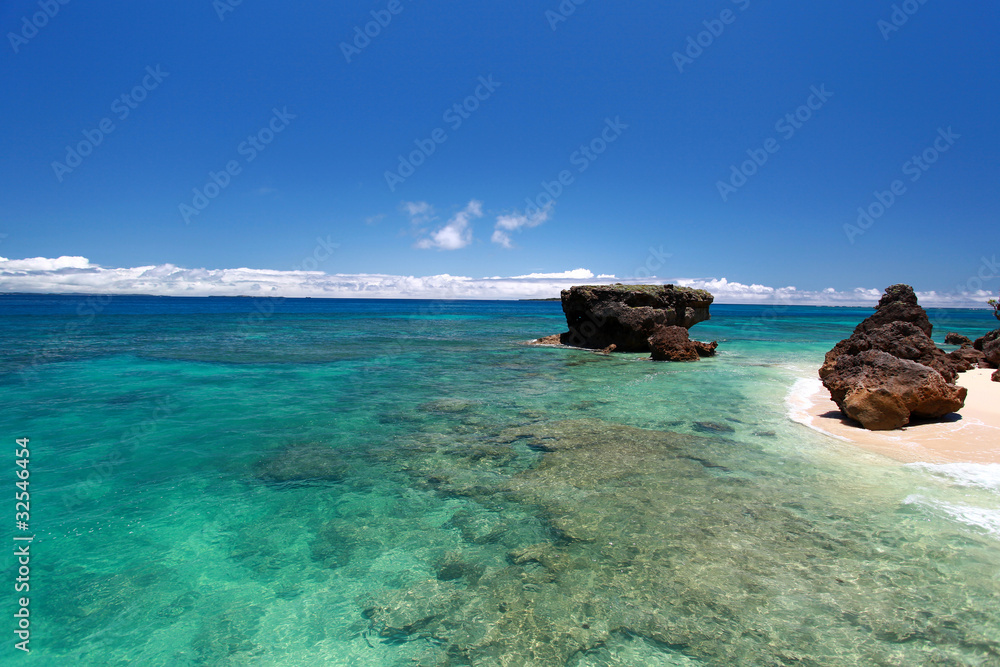 コマカ島の澄んだ珊瑚礁の海と紺碧の空