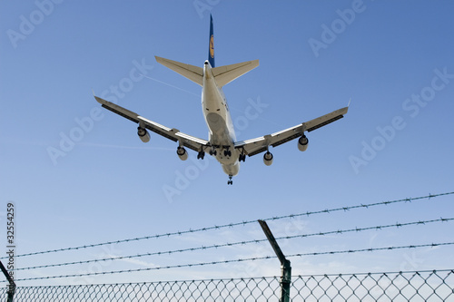landendes Flugzeug (nur redaktionell) photo