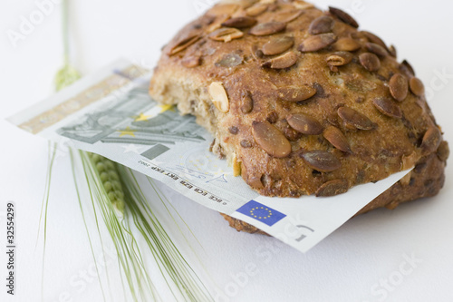 Brötchen mit fünf Euroschein und Getreide photo