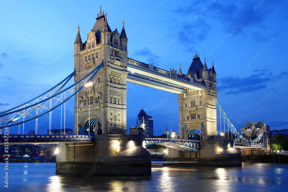 Fototapeta premium Tower Bridge at evening, London, UK
