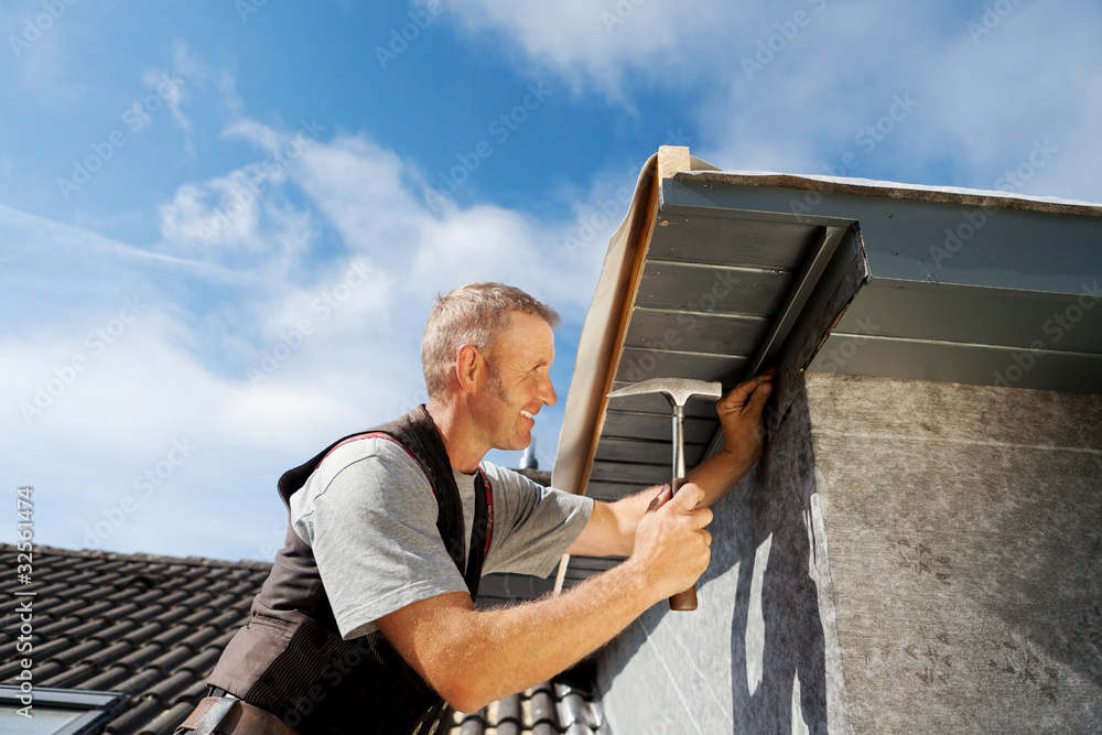 dachdecker arbeitet an einer gaube dachdecker arbeitet an einer gaube