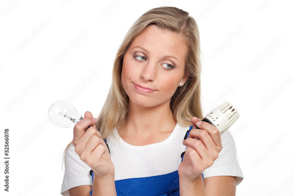 junge blonde frau überlegt wie sie energie sparen kann junge blonde frau überlegt wie sie energie sparen kann