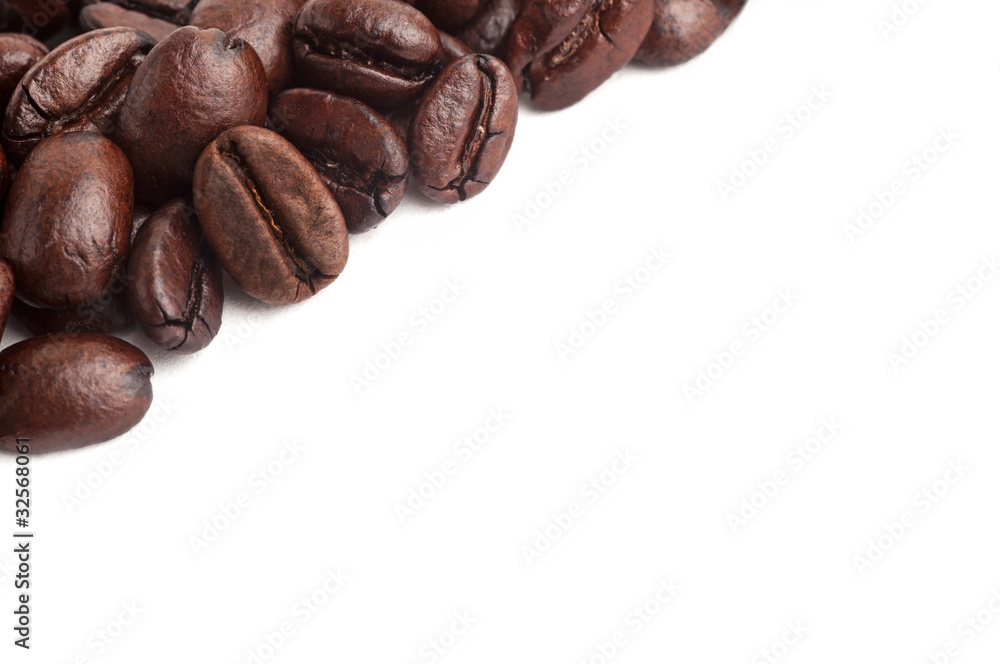 Obraz premium Coffee beans close up in isolated white background