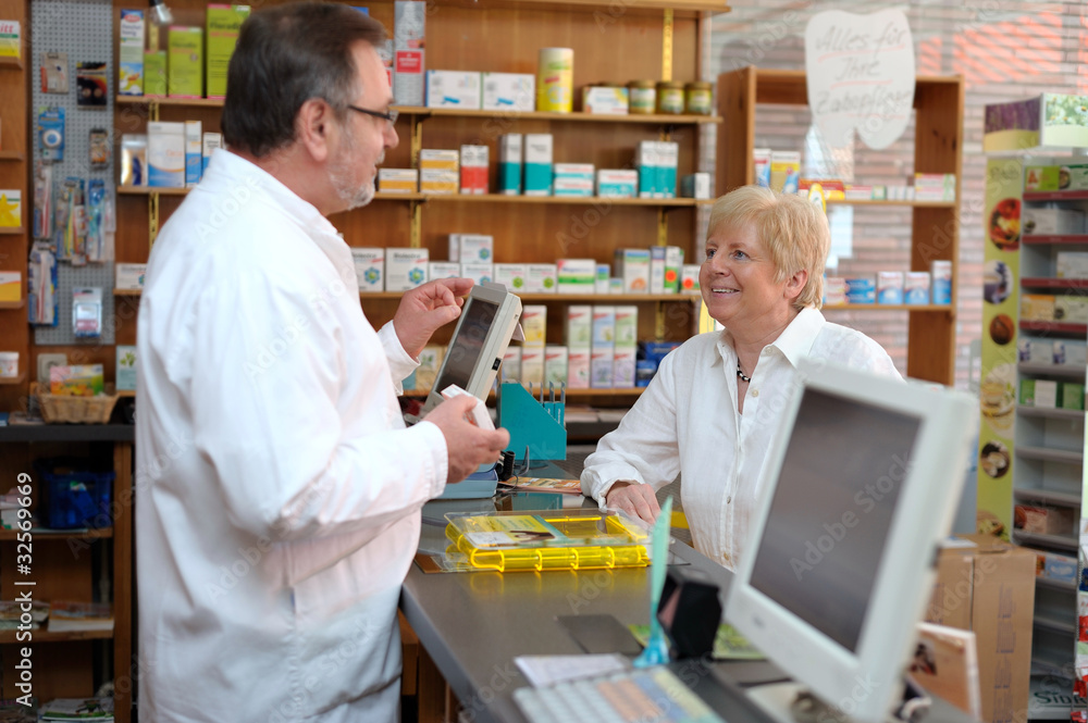 Apotheker berät eine Kundin Apotheker berät eine Kundin
