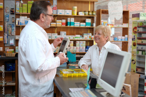 Apotheker berät eine Kundin