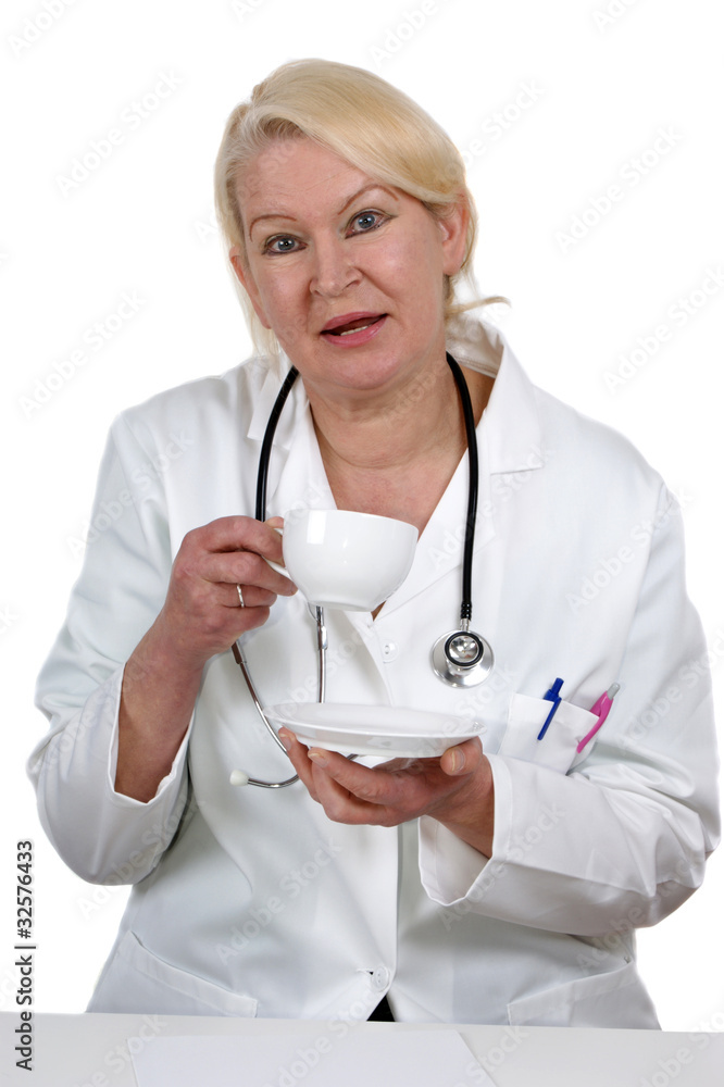 medizinische Mitarbeiterin trinkt Kaffee in einer Pause medizinische Mitarbeiterin trinkt Kaffee in einer Pause