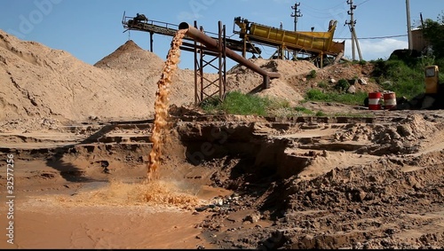 льющиеся потоки грязной воды из трубы photo