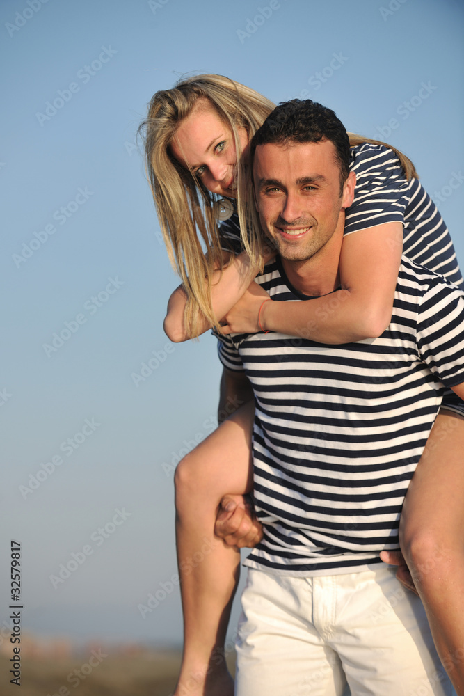 Naklejka premium happy young couple have romantic time on beach