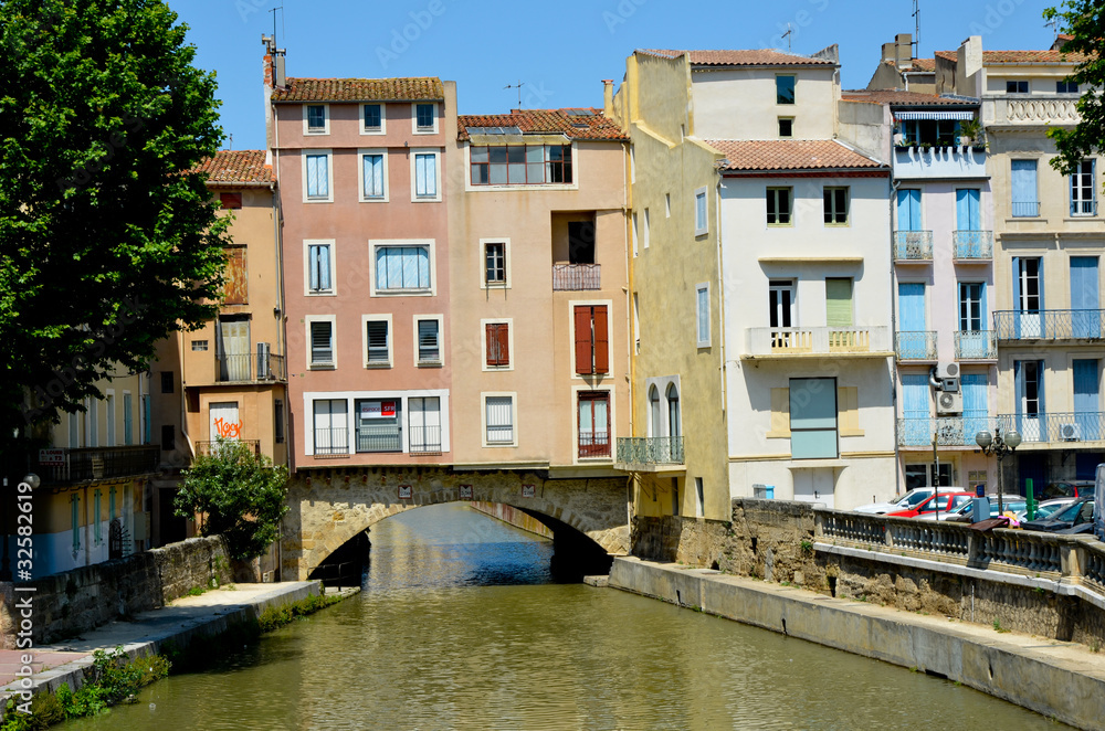 Les maisons près du canal de la Robine à Narbonne