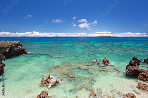 コマカ島の澄んだサンゴ礁の海と紺碧の空