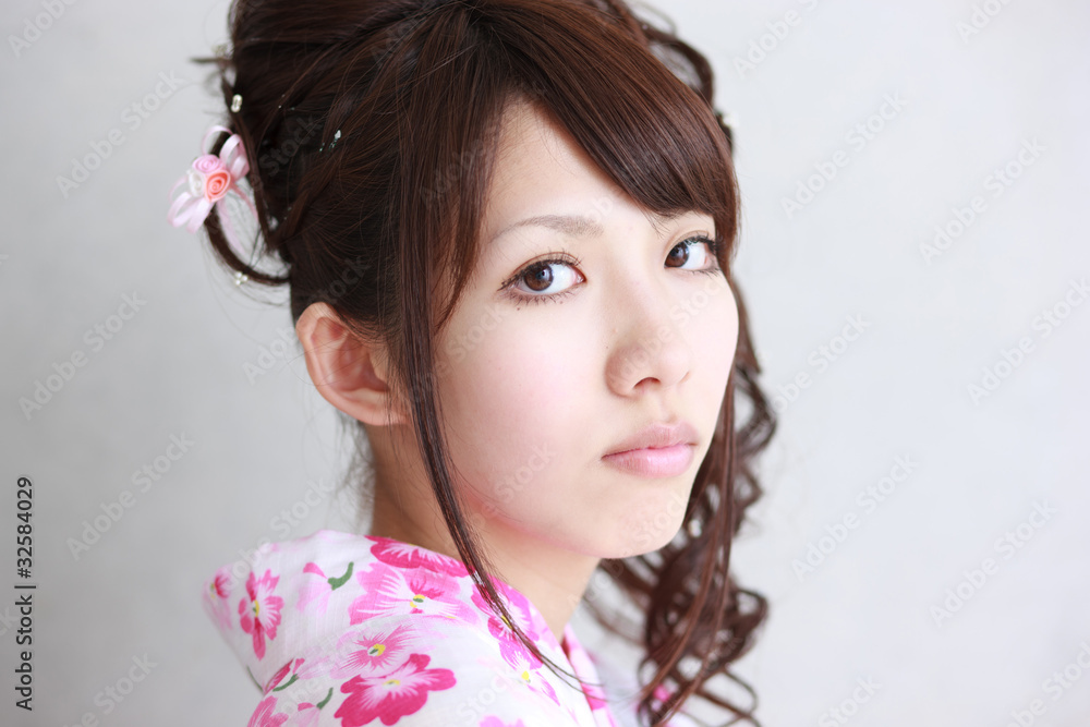 浴衣を着た若い女性 浴衣を着た若い女性