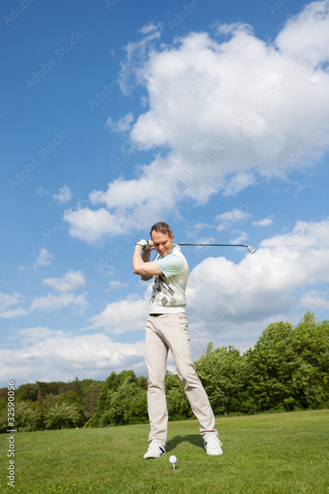golfer beim abschlag