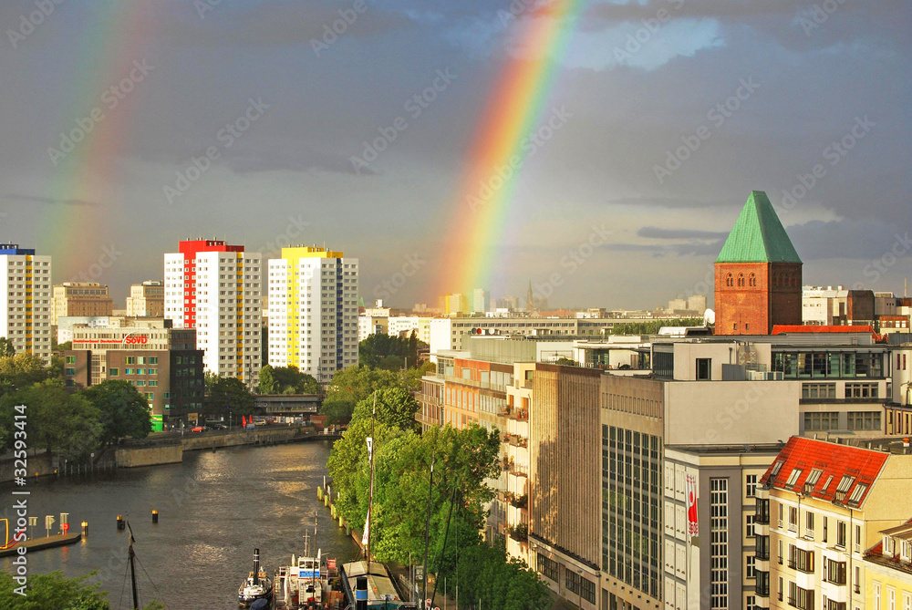 Obraz premium Doppelter Regenbogen über Berlin