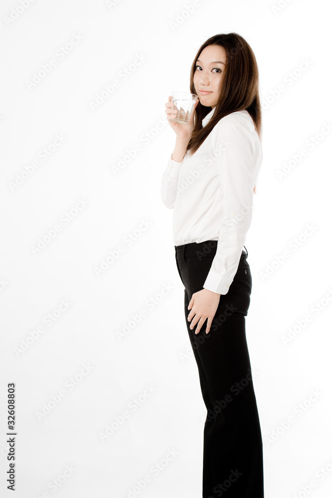 水を飲む女性社員