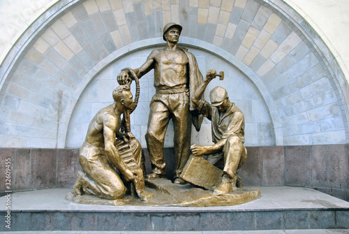 Советская скульптура, изображающих рабочих.