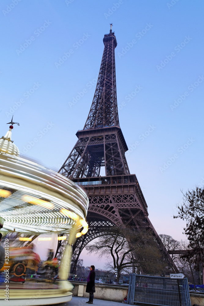 Manège pour enfants tournant  devant la tour eiffel - Paris