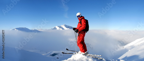Skifahrer steht am Gipfel photo