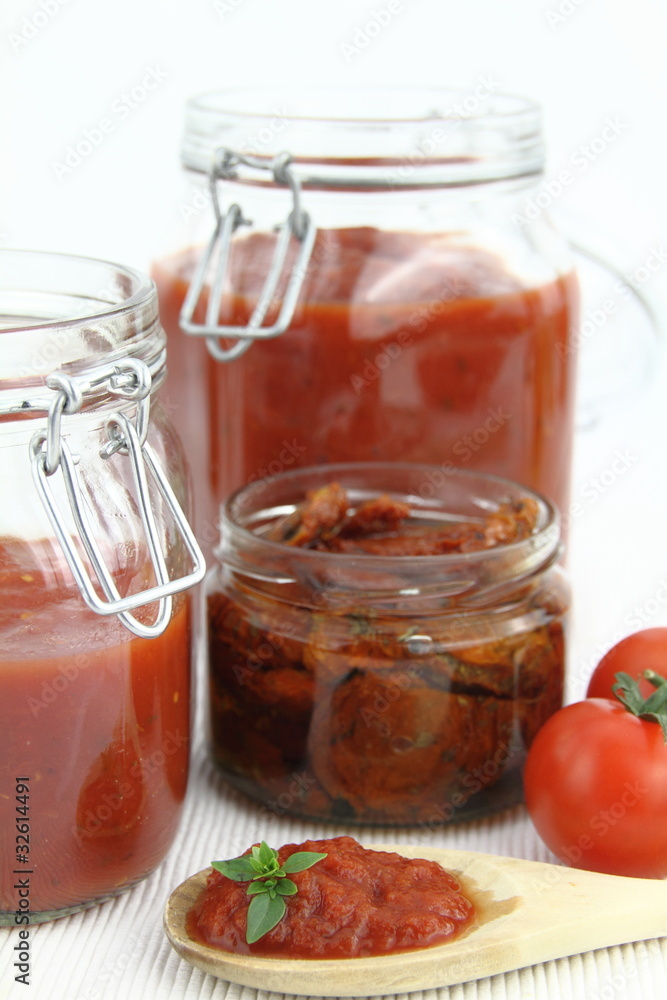 Tomato sauce and fresh tomatoes