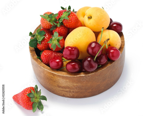 Frutta mista - fragole, albicocche, ciliege