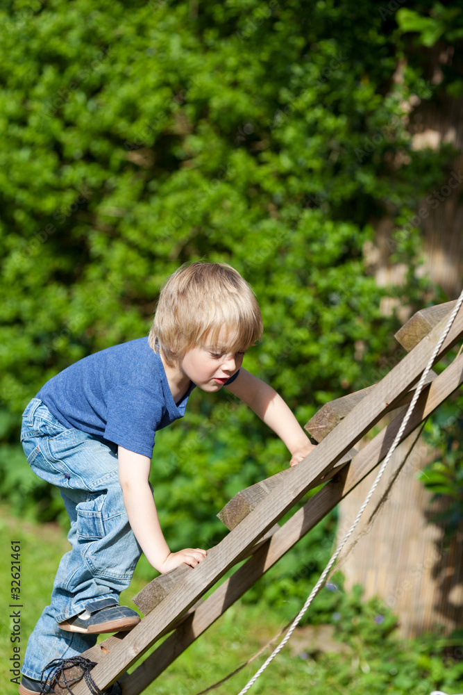 Fototapeta premium junge klettert auf dem spielplatz