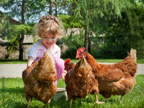 Foto Girl feeding chickens