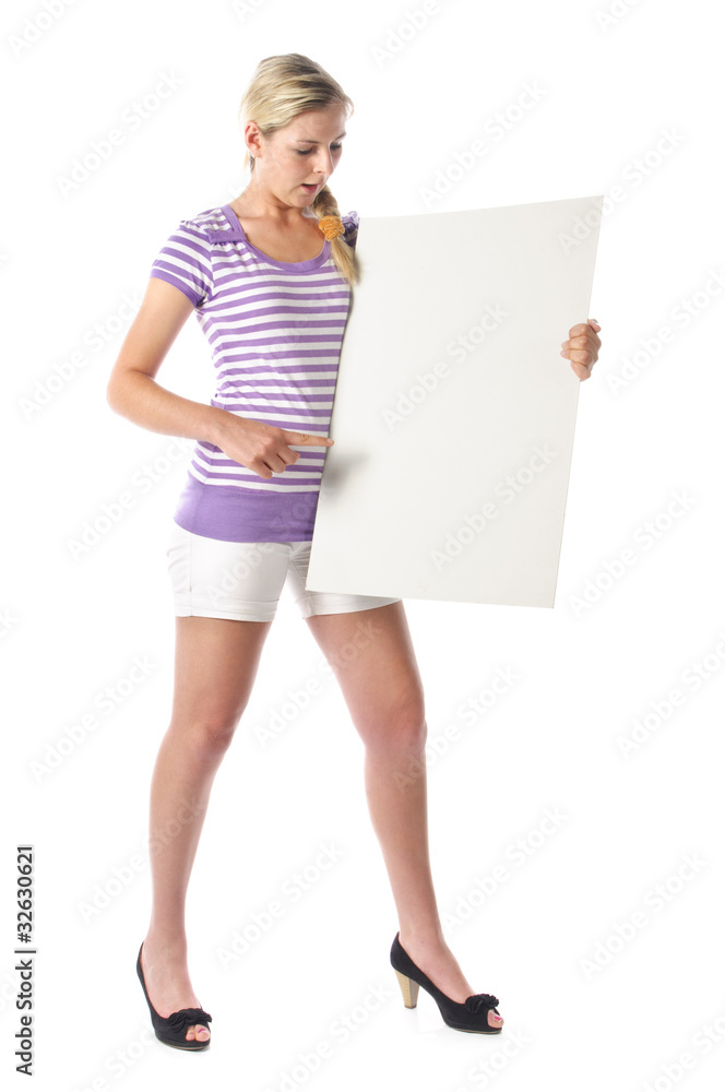 Junge Frau mit leerem Schild in der Hand Junge Frau mit leerem Schild in der Hand