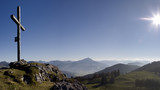 gipfelkreuz mit blick auf die österreichischen alpen