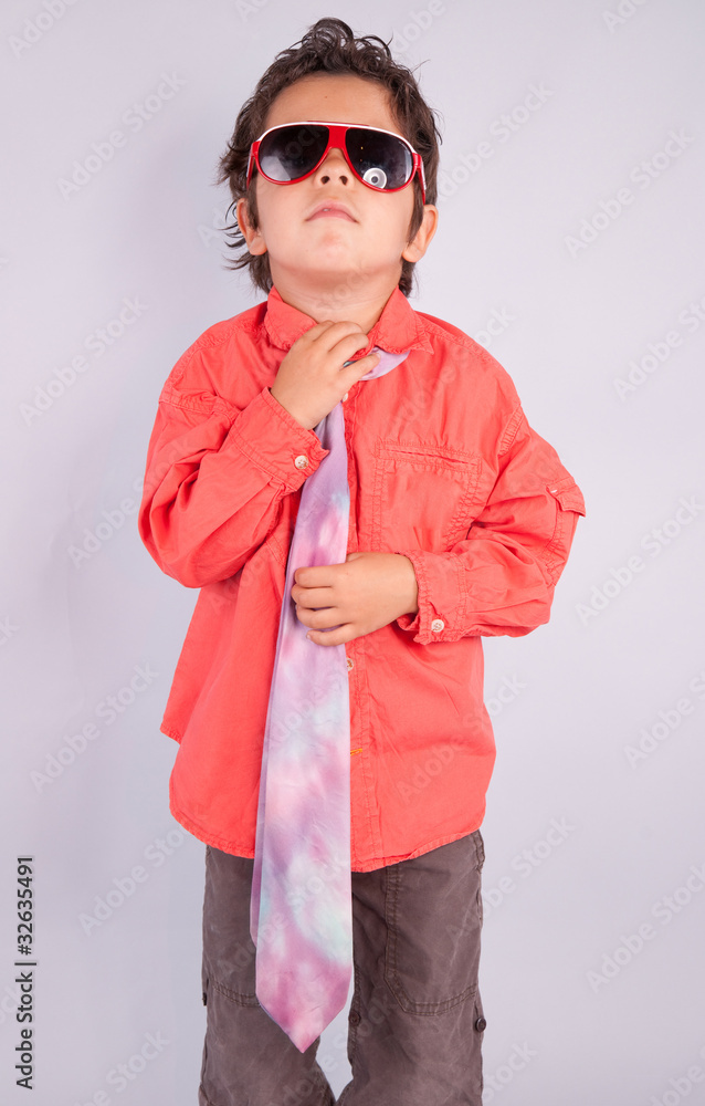 enfant qui réajuste sa cravate Stock Photo | Adobe Stock